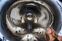 Os estranhos efeitos do reflexo embaixo do 'feijão', no parque Millenium, em Chicago, Illinois, nos Estados Unidos